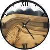 Runde Wanduhr aus Walnussholz, 35 cm, schwarzer Rahmen, römische Ziffern, schwarzes Epoxidharz, schneebedeckte Berge