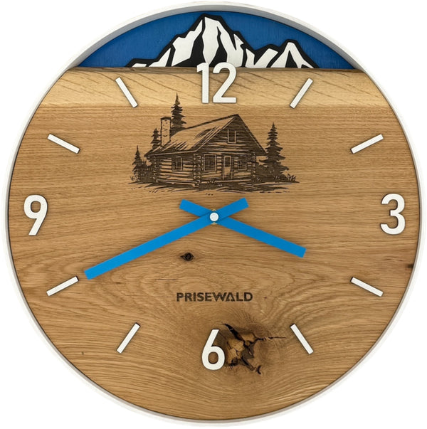 Runde Wanduhr aus Eichenholz, 35 cm, weisser Rahmen, arabische Ziffern, Berghütte mit alpinen Bergen im Hintergrund.