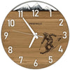 Runde Wanduhr aus Eichenholz, 35 cm, weisser Rahmen, arabische Ziffern, schwarzes Epoxidharz, schneebedeckte Berge, Skifahrer