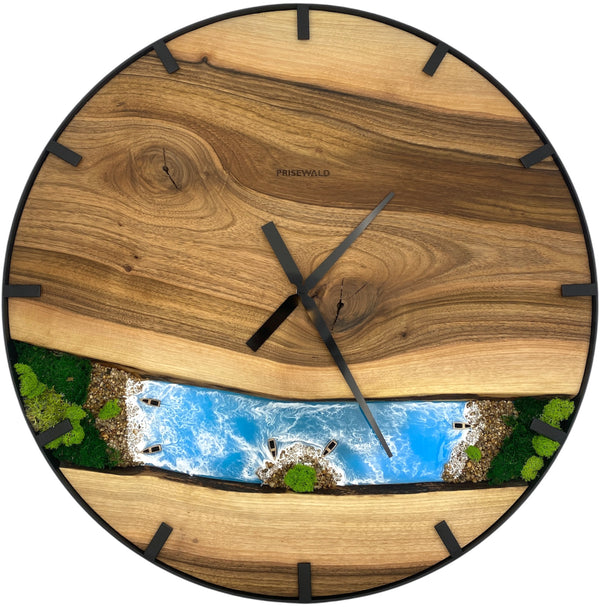 Runde Wanduhr aus Walnussholz, 70 cm, schwarzer Rahmen, Teilstriche Ziffern, blaues Epoxidharz, grünes Moos, Steine am Strand, Boote