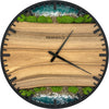 Runde Wanduhr aus Walnussholz, 35 cm, schwarzer Rahmen, Teilstriche Ziffern, blaues Epoxidharz, grünes Moos, Insel, Küste