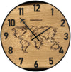 Runde Wanduhr aus Eichenholz, 35 cm, schwarzer Rahmen, arabische Ziffern, Weltkarte