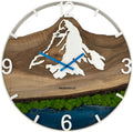 Runde Wanduhr aus Walnussholz, 50 cm, weisser Rahmen, arabische Ziffern, blaues Epoxidharz, grünes Moos, Matterhorn - PRISEWALD