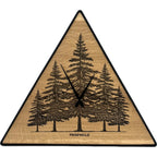 Dreieckige Wanduhr aus Eichenholz, 50 cm, schwarzer Rahmen, keine Ziffern, Tannenbäume - PRISEWALD
