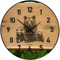 Runde Wanduhr aus Eichenholz, 70 cm, schwarzer Rahmen, arabische Ziffern, Moos Grün, Drei Bären - PRISEWALD