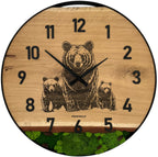 Runde Wanduhr aus Eichenholz, 70 cm, schwarzer Rahmen, arabische Ziffern, Moos Grün, Drei Bären - PRISEWALD