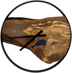 Runde Wanduhr aus Olivenholz, 50 cm, schwarzer Rahmen, keine Ziffern, blaues Epoxidharz - PRISEWALD