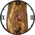 Runde Wanduhr aus Olivenholz, 50 cm, schwarzer Rahmen, römische Ziffern, rosa Epoxidharz, rosa Uhrzeiger - PRISEWALD