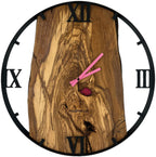 Runde Wanduhr aus Olivenholz, 50 cm, schwarzer Rahmen, römische Ziffern, rosa Epoxidharz, rosa Uhrzeiger - PRISEWALD