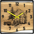 Quadratische Wanduhr aus Eichenholz, 35 cm, schwarzer Rahmen, arabische Ziffern, Rucksack Schuhe Berge, Gelb Uhrzeiger - PRISEWALD
