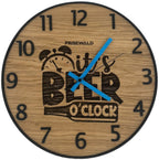 Runde Wanduhr aus Eichenholz, 35 cm, schwarzer Rahmen, arabische Ziffern, it's beer o'clock - PRISEWALD