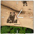 Quadratische Wanduhr aus Eschenholz, 35 cm, weisser Rahmen, Teilstriche Ziffern, grünes Moos mit Kegeln, Die Bärenfamilie - PRISEWALD