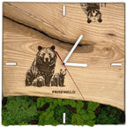 Quadratische Wanduhr aus Eschenholz, 35 cm, weisser Rahmen, Teilstriche Ziffern, grünes Moos mit Kegeln, Die Bärenfamilie - PRISEWALD
