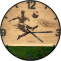 Runde Wanduhr aus Eichenholz, 50 cm, schwarzer Rahmen, arabische Ziffern, grünes Moos, Fußballer auf dem Spielfeld - PRISEWALD