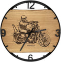 Runde Wanduhr aus Eichenholz, 50 cm, schwarzer Rahmen, arabische Ziffern, Motorradfahrer mit Totenkopfhelm - PRISEWALD