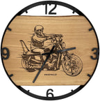 Runde Wanduhr aus Eichenholz, 50 cm, schwarzer Rahmen, arabische Ziffern, Motorradfahrer mit Totenkopfhelm - PRISEWALD