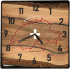 Quadratische Wanduhr aus Walnussholz, 35 cm, schwarzer Rahmen, arabische Ziffern, Karte der Schweiz, Berge - PRISEWALD