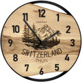 Runde Wanduhr aus Eschenholz, 50 cm, schwarzer Rahmen, arabische Ziffern, Berge und Wald, SWITZERLAND - THUN - PRISEWALD