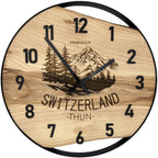 Runde Wanduhr aus Eschenholz, 50 cm, schwarzer Rahmen, arabische Ziffern, Berge und Wald, SWITZERLAND - THUN - PRISEWALD