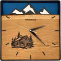 Quadratische Wanduhr aus Eichenholz, 35 cm, schwarzer Rahmen, Teilstriche Ziffern, Schweizer Chalet, Berge im Hintergrund - PRISEWALD