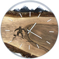 Runde Wanduhr aus Walnussholz, 50 cm, weisser Rahmen, schwarzes Epoxidharz, Snowboardfahrer, Schneebedeckte Berge im Hintergrund - PRISEWALD