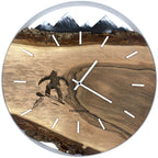 Runde Wanduhr aus Walnussholz, 50 cm, weisser Rahmen, schwarzes Epoxidharz, Snowboardfahrer, Schneebedeckte Berge im Hintergrund - PRISEWALD