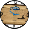 Runde Wanduhr aus Eichenholz, 50 cm, schwarzer Rahmen, arabische Ziffern, Fischer mit Fisch 3D