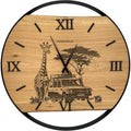 Runde Wanduhr aus Eichenholz, 50 cm, schwarzer Rahmen, römische Ziffern, Giraffe und Geländewagen in der Savanne - PRISEWALD