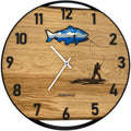 Runde Wanduhr aus Eichenholz, 50 cm, schwarzer Rahmen, arabische Ziffern, Fischer mit Fisch 3D - PRISEWALD