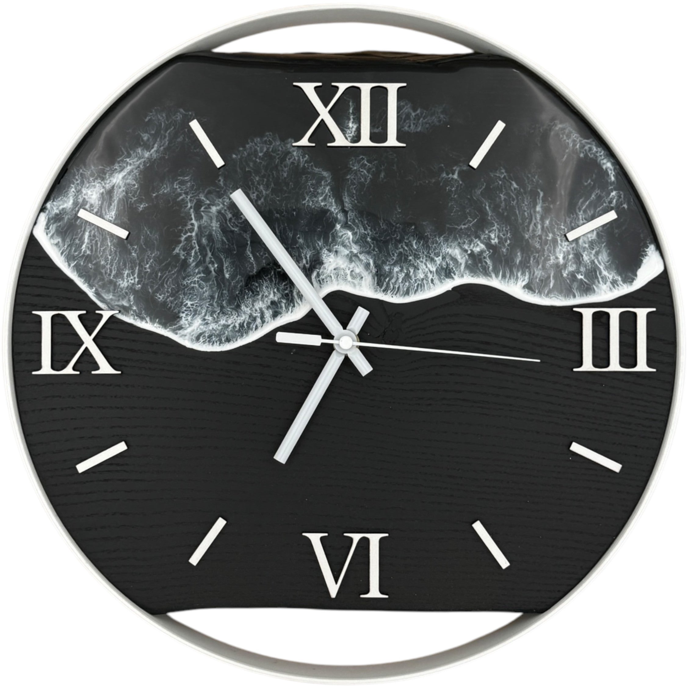 Runde Wanduhr aus Eichenholz, 35cm, weisser Rahmen, Mattschwarzer Lack, arabische Ziffern, Durchsichtiges Epoxidharz - PRISEWALD