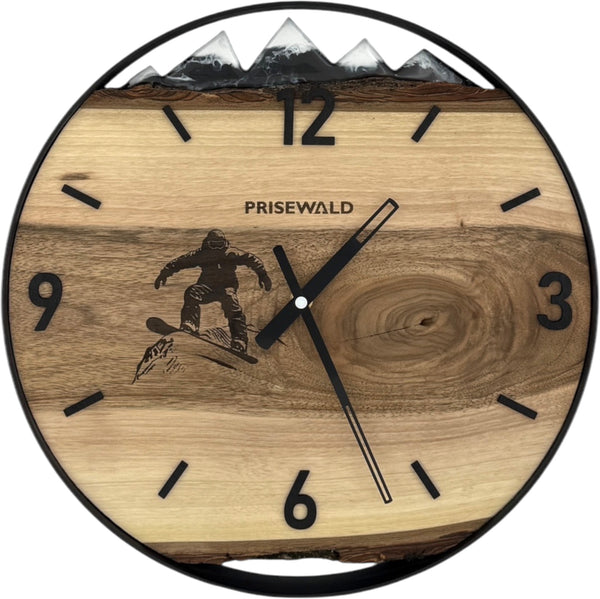 Runde Wanduhr aus Walnussholz, 35 cm, schwarzer Rahmen, arabische Ziffern, schwarzes Epoxidharz, Snowboardfahrer, Schneebedeckte Berge im Hintergrund