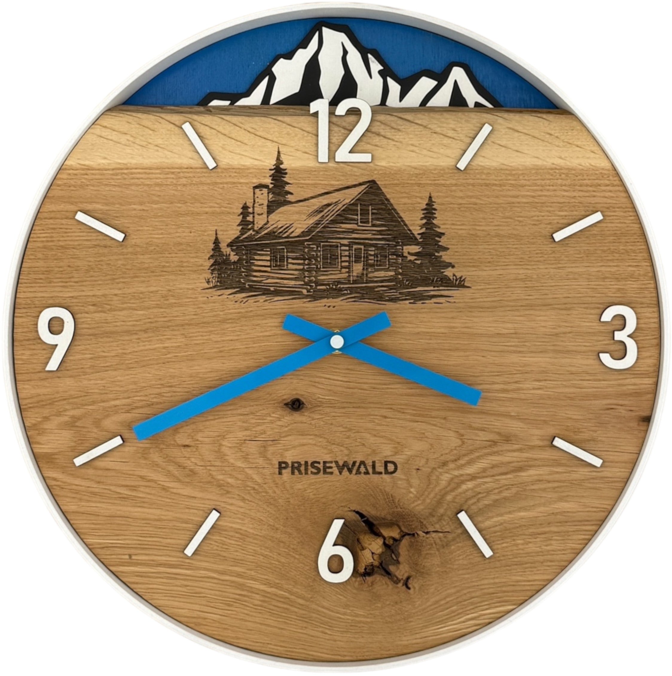 Runde Wanduhr aus Eichenholz, 35 cm, weisser Rahmen, arabische Ziffern, Berghütte mit alpinen Bergen im Hintergrund. - PRISEWALD