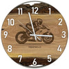 Runde Wanduhr aus Walnussholz, 35 cm, weisser Rahmen, arabische Ziffern, Rennmotor