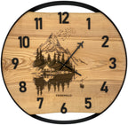 Runde Wanduhr aus Eschenholz, 50 cm, schwarzer Rahmen, arabische Ziffern, Hütte in den Bergen am See - PRISEWALD