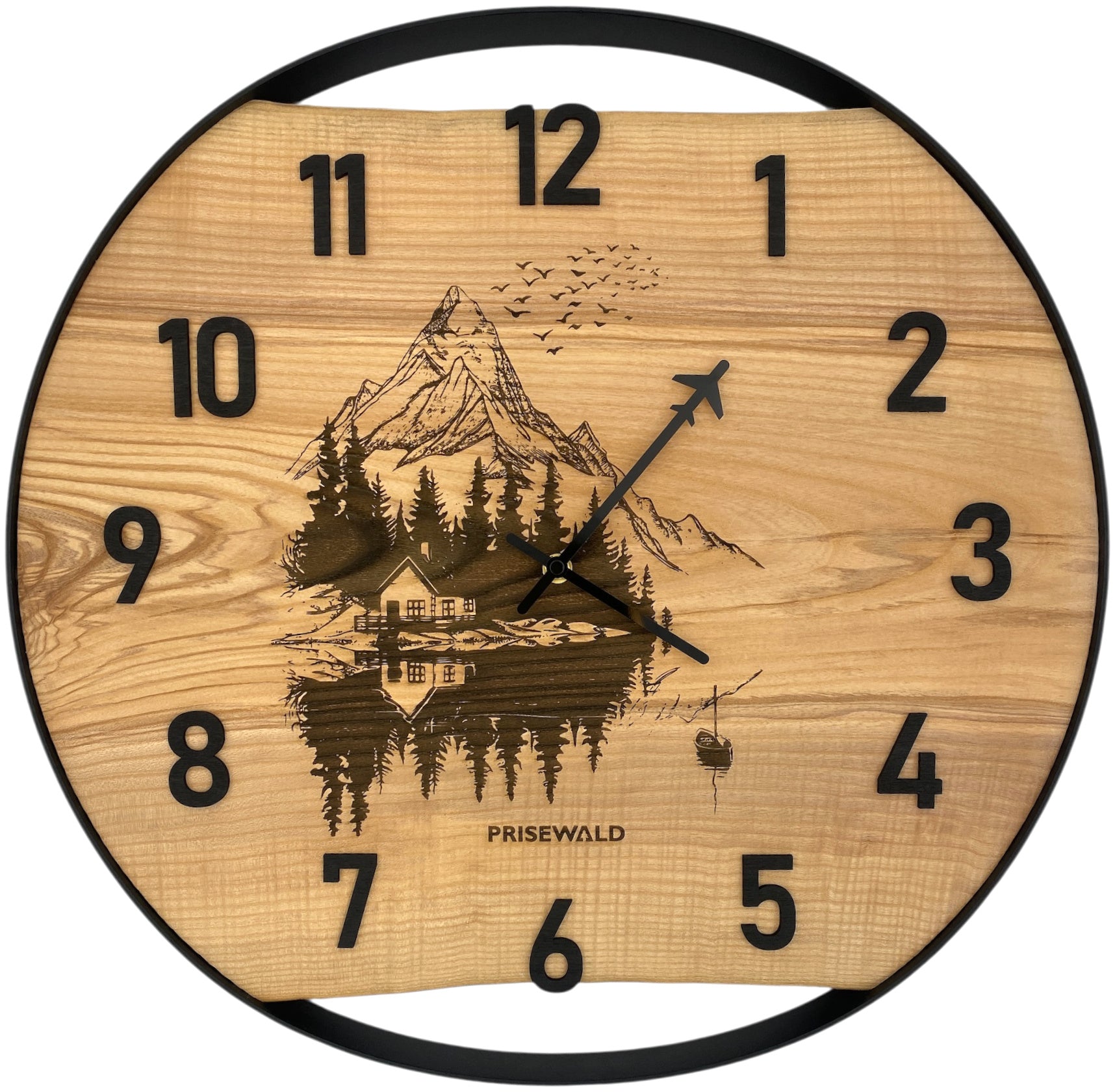 Runde Wanduhr aus Eschenholz, 50 cm, schwarzer Rahmen, arabische Ziffern, Hütte in den Bergen am See - PRISEWALD