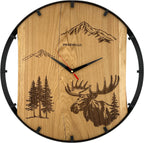 Runde Wanduhr aus Eichenholz, 50 cm, schwarzer Rahmen, Teilstriche Ziffern, Elchkopf, Berge und Tannenbäume - PRISEWALD