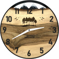Runde Wanduhr aus Walnussholz, 35 cm, schwarzer Rahmen, arabische Ziffern, Wald, schwarzes Epoxidharz, Schneebedeckte Berge im Hintergrund