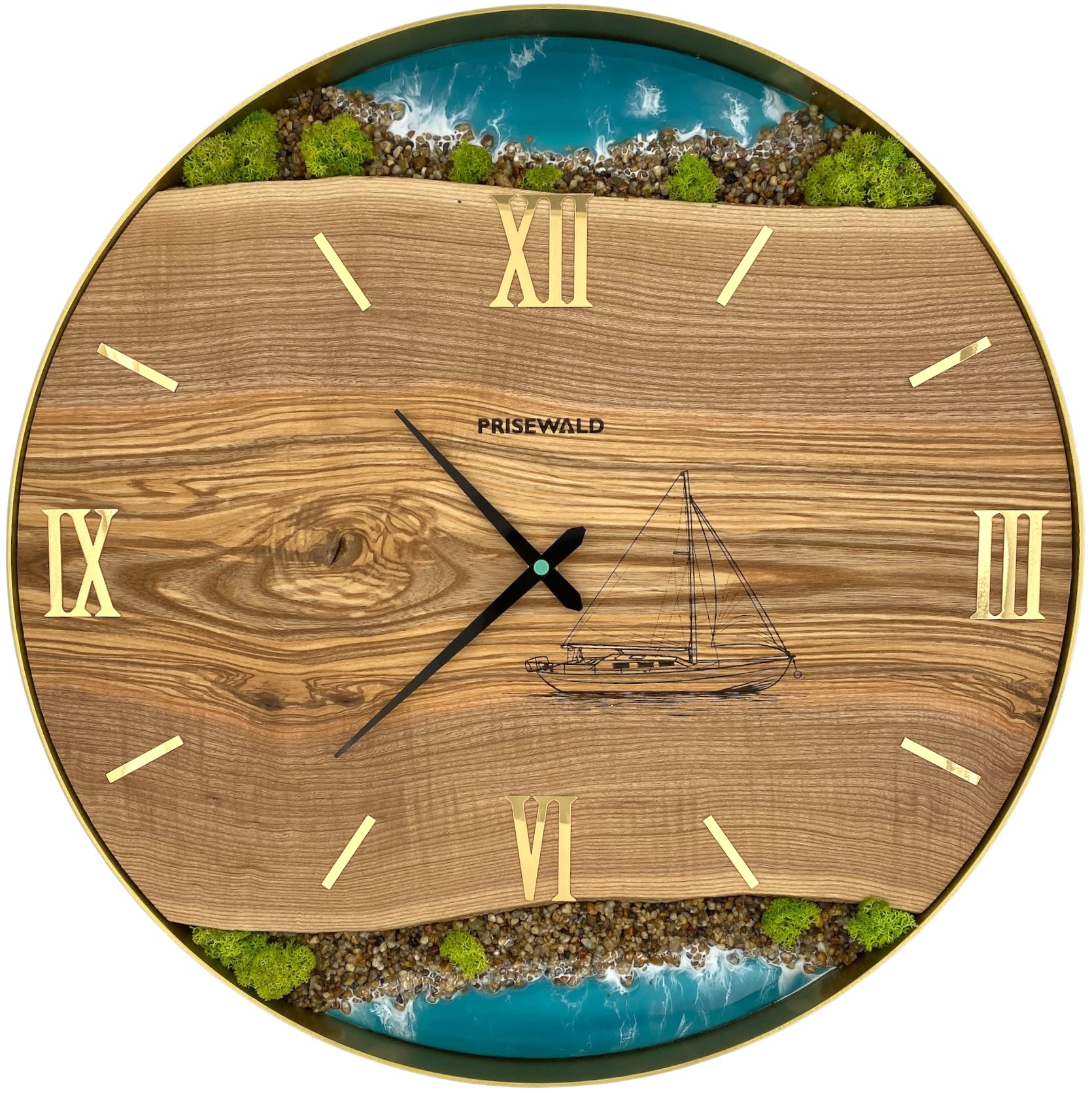 Runde Wanduhr aus Eschenholz, 50 cm, goldener Rahmen, römische Ziffern, blaues Epoxidharz, grünes Moos, Steine, Insel, Küste, Segelboot