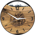 Runde Wanduhr aus Walnussholz, 35 cm, schwarzer Rahmen, arabische Ziffern, schwarzes Epoxidharz, Kühe, Schneebedeckte Berge im Hintergrund