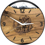 Runde Wanduhr aus Walnussholz, 35 cm, schwarzer Rahmen, arabische Ziffern, schwarzes Epoxidharz, Kühe, Schneebedeckte Berge im Hintergrund