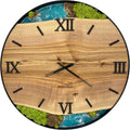 Runde Wanduhr aus Eschenholz, 50 cm, schwarzer Rahmen, römische Ziffern, türkises Epoxidharz, grünes Moos, Steine, Küste