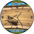Runde Wanduhr aus Walnussholz, 50 cm, schwarzer Rahmen, arabische Ziffern, blaues Epoxidharz, grünes Moos, Steine, Küste, Kajak