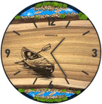 Runde Wanduhr aus Walnussholz, 50 cm, schwarzer Rahmen, arabische Ziffern, blaues Epoxidharz, grünes Moos, Steine, Küste, Kajak
