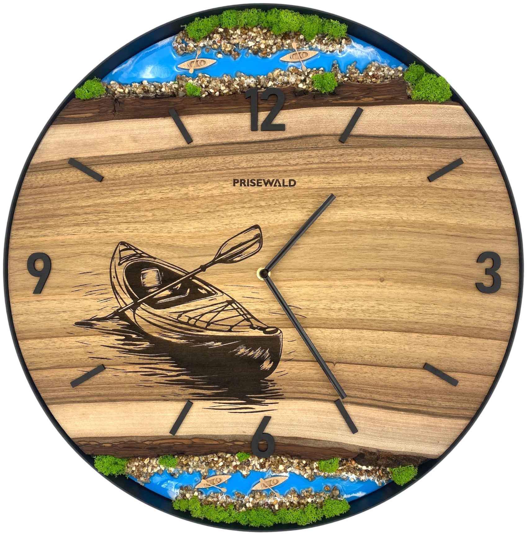 Runde Wanduhr aus Walnussholz, 50 cm, schwarzer Rahmen, arabische Ziffern, blaues Epoxidharz, grünes Moos, Steine, Küste, Kajak