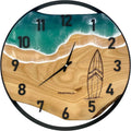 Runde Wanduhr aus Eschenholz, 50 cm, schwarzer Rahmen, arabische Ziffern, türkises Epoxidharz, Surfbrett