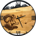 Runde Wanduhr aus Eschenholz, 50 cm, schwarzer Rahmen, römische Ziffern, schwarzes Epoxidharz, Widderkopf, Schneebedeckte Berge im Hintergrund