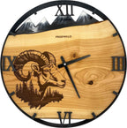 Runde Wanduhr aus Eschenholz, 50 cm, schwarzer Rahmen, römische Ziffern, schwarzes Epoxidharz, Widderkopf, Schneebedeckte Berge im Hintergrund