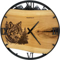 Runde Wanduhr aus Eschenholz, 50 cm, schwarzer Rahmen, römische Ziffern, schwarzes Epoxidharz, Wolfskopf, Schneebedeckte Berge im Hintergrund