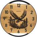 Runde Wanduhr aus Eichenholz, 50 cm, schwarzer Rahmen, arabische Ziffern, Adler über dem Wald