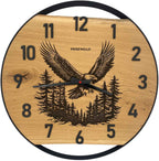 Runde Wanduhr aus Eichenholz, 50 cm, schwarzer Rahmen, arabische Ziffern, Adler über dem Wald